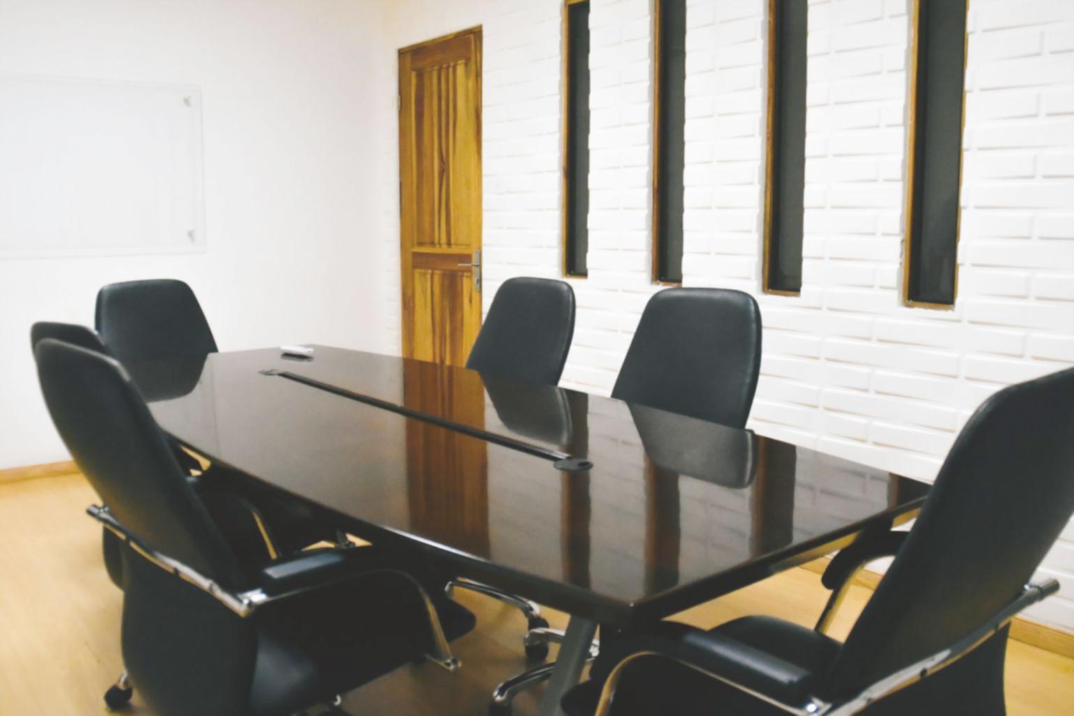 Workshop-Situation mit Teilnehmern bei gemeinsamer Gruppenarbeit