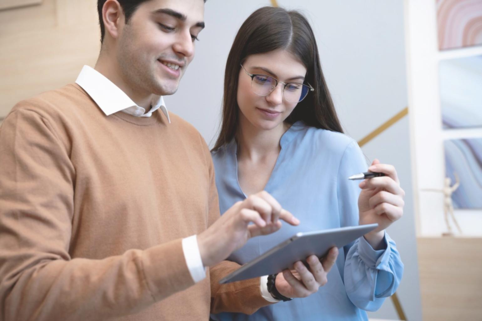 Teilnehmende arbeiten gemeinsam an emotionaler Intelligenz